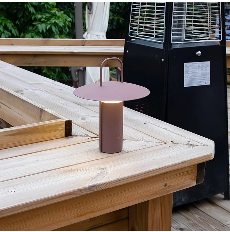 ForgeRay | Industrial-Style Lamp – Plug-In LED with Bold Lines & Warm Lighting